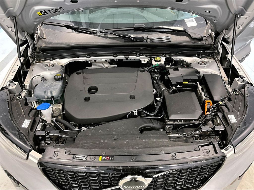 2025 Volvo XC40 — photo 30