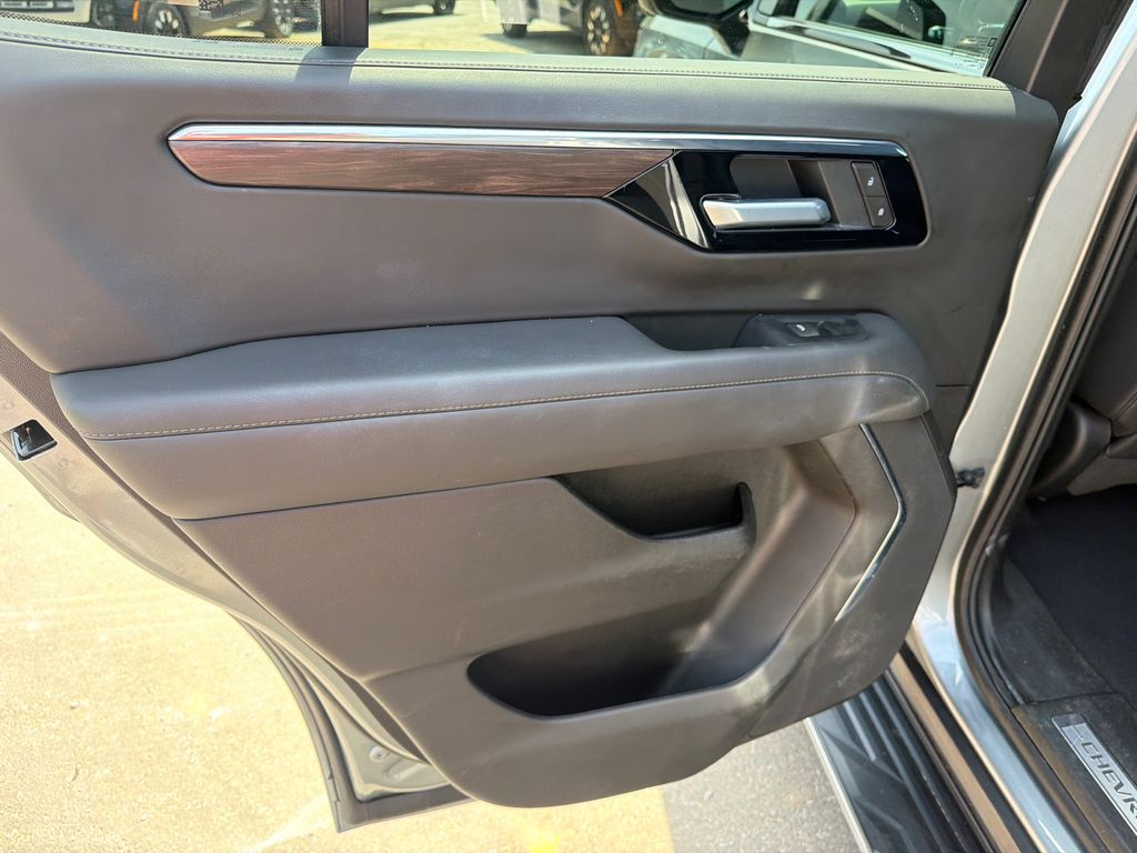 Used 2025 Sterling Gray Metallic Chevrolet LT image 21