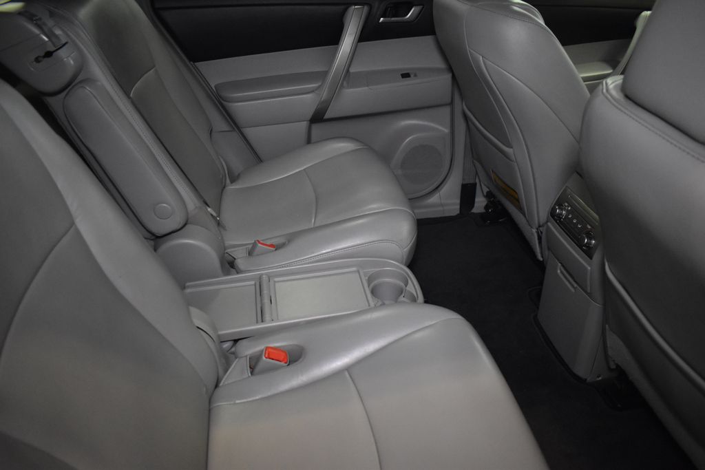 2013 Toyota Highlander Plus 29