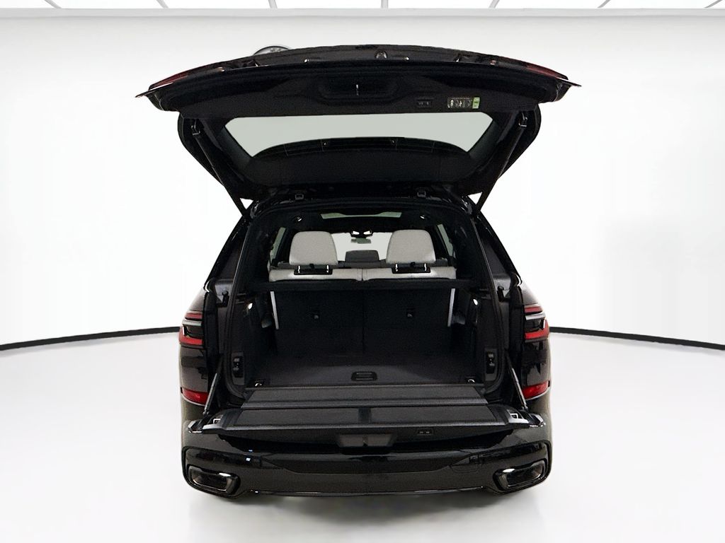 Thumbnail: 2026 BMW X7 - 15