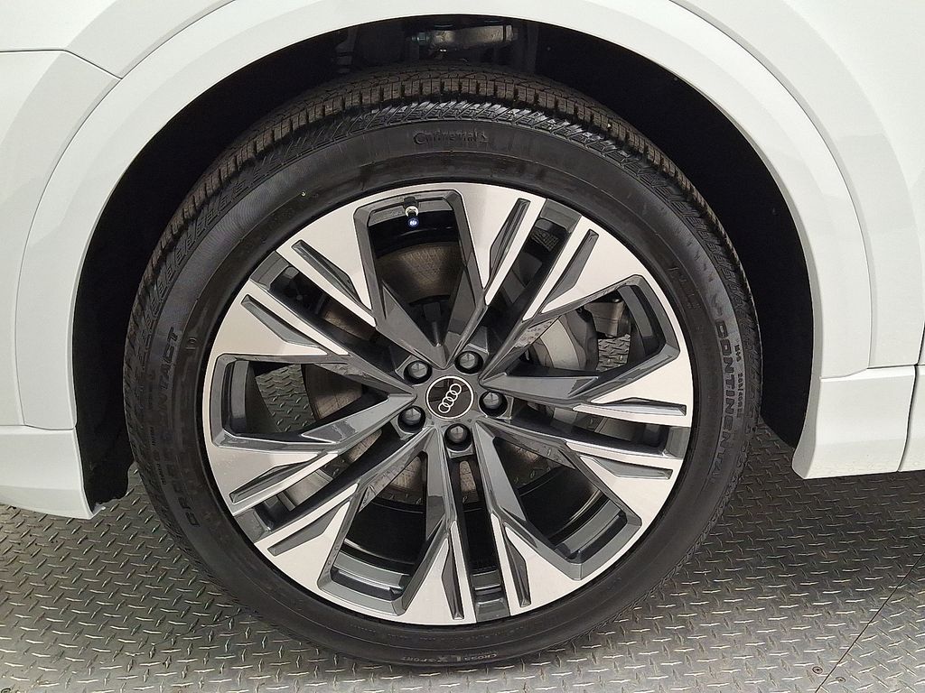 Thumbnail: 2026 Audi Q8 - 5