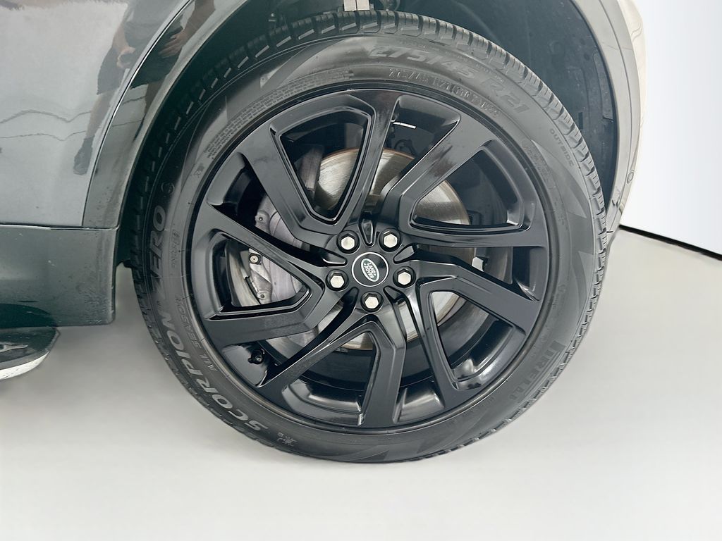 Thumbnail: 2022 Land Rover Discovery - 31