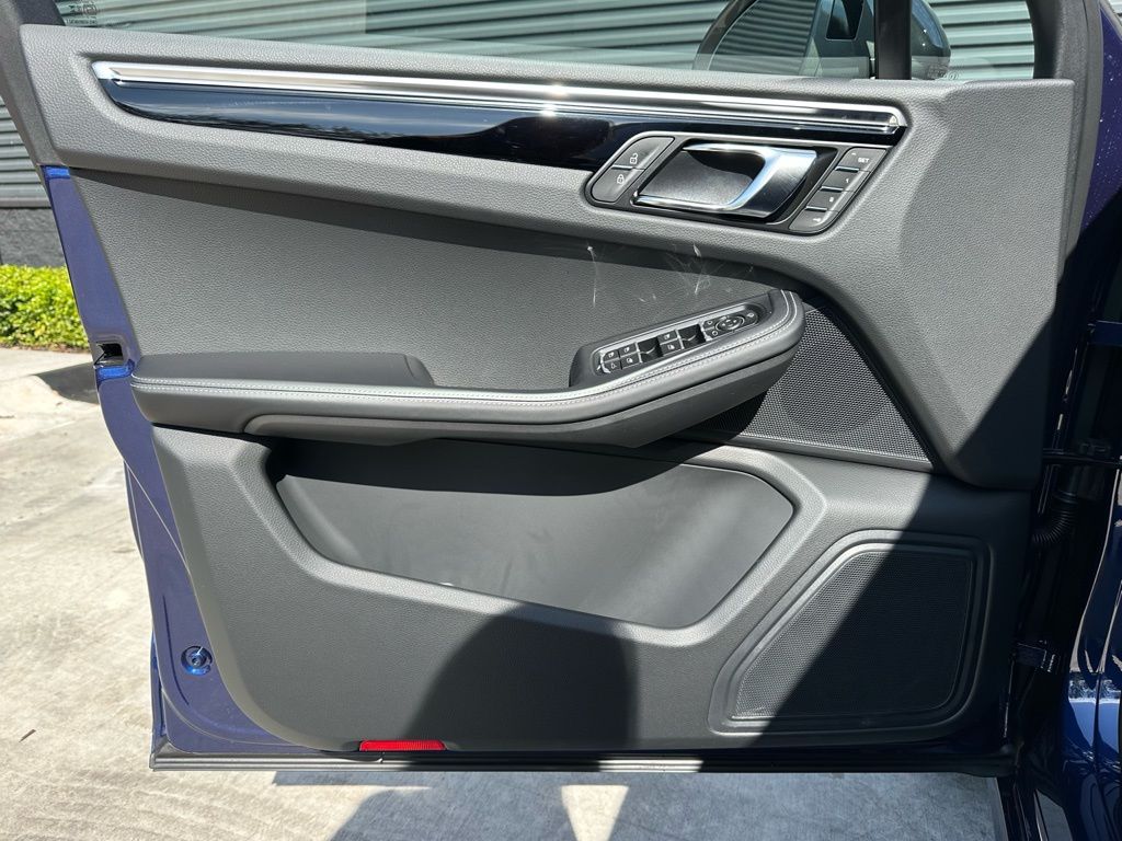 Thumbnail: 2026 Porsche Macan - 19