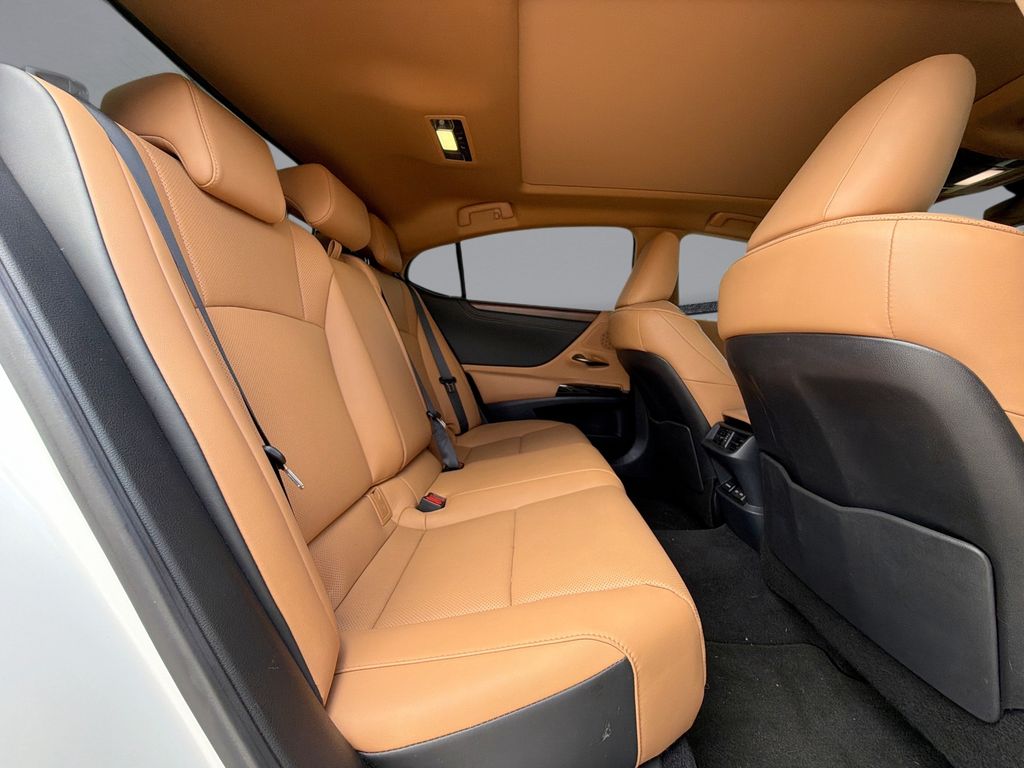 Thumbnail: 2025 Lexus ES - 17