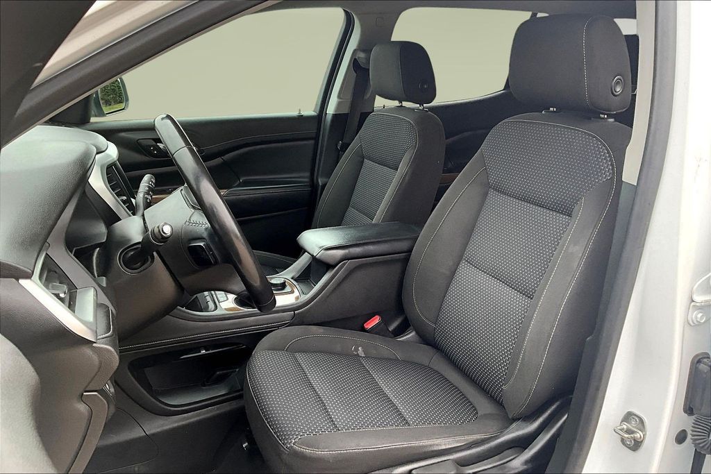 Used 2020 White GMC SLE image 21