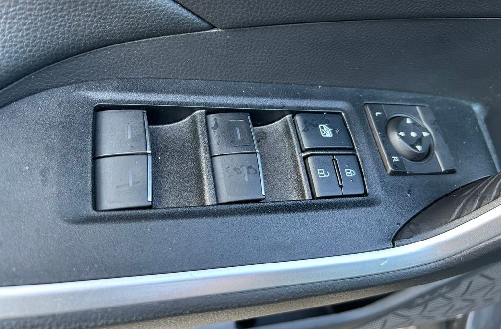 2022 Toyota RAV4 XLE 16