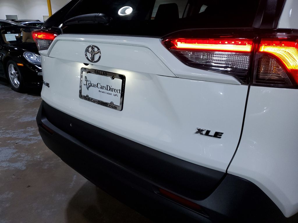 2021 Toyota RAV4 XLE 38