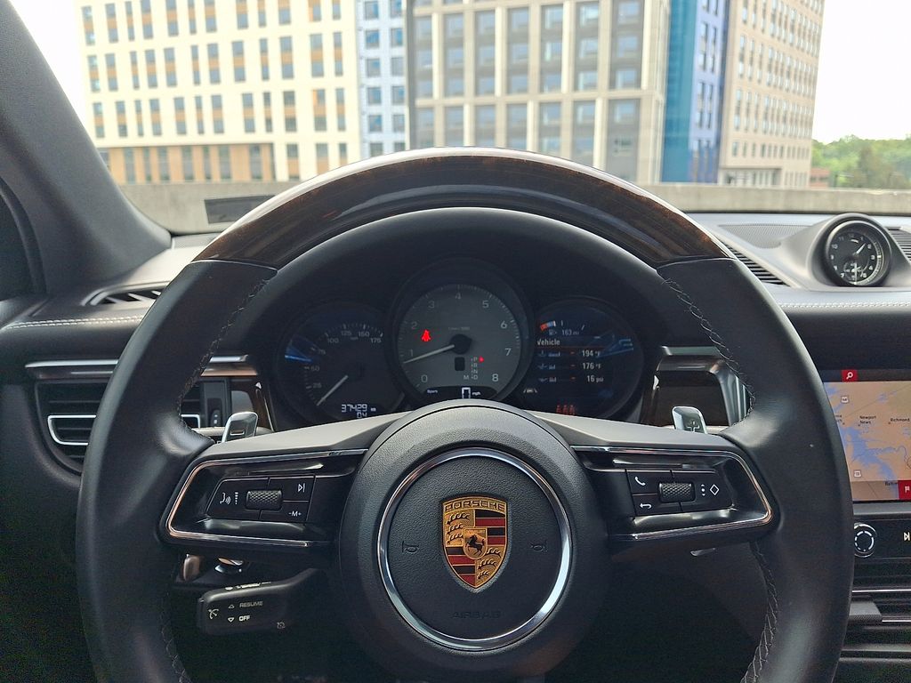 Thumbnail: 2022 Porsche Macan - 22