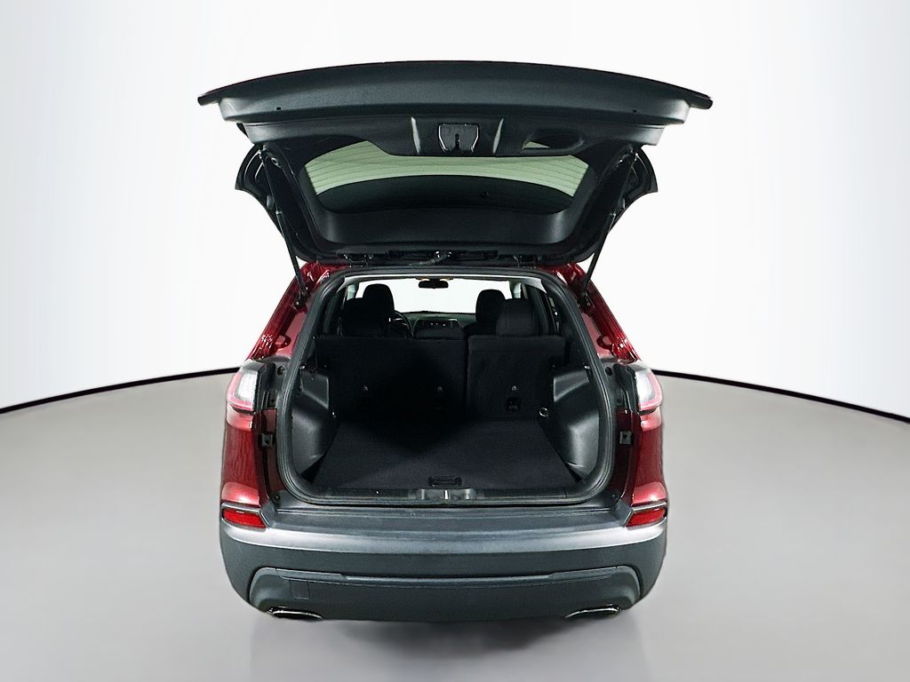 Used 2019 Red Jeep Latitude image 30