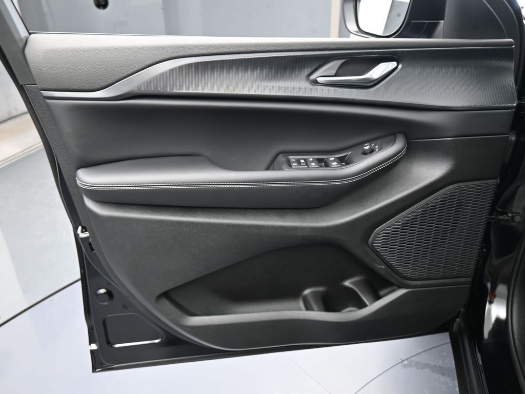 New 2026 Diamond Black Crystal Pearlcoat Jeep Laredo X image 13