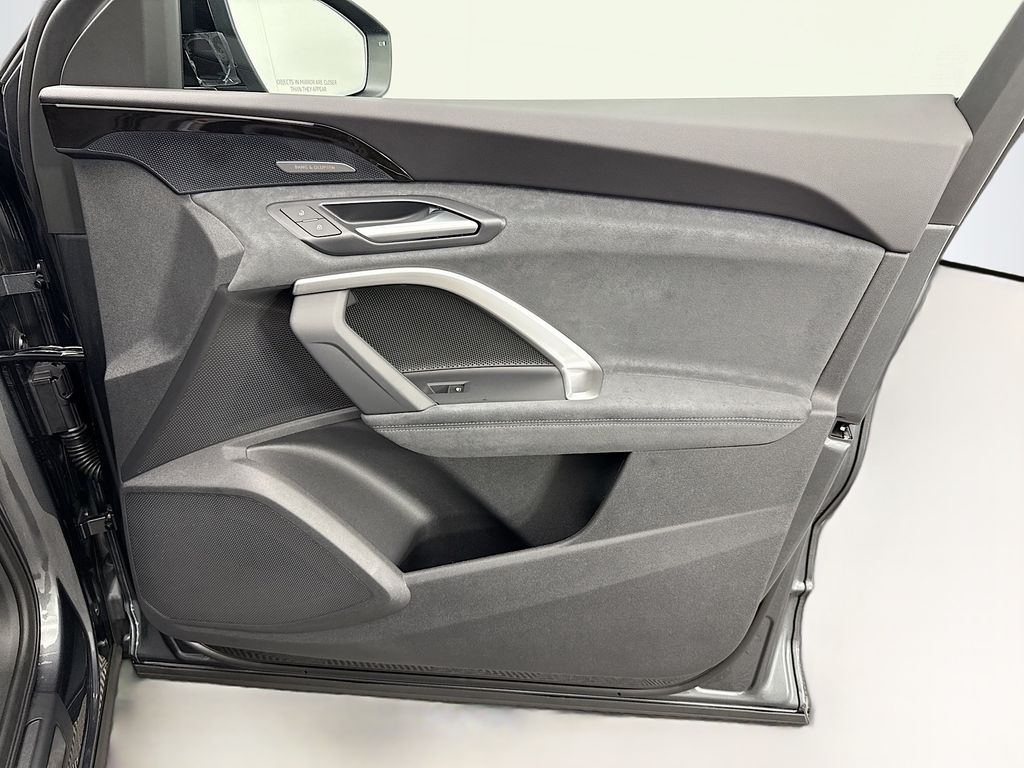 Thumbnail: 2025 Audi SQ5 - 24