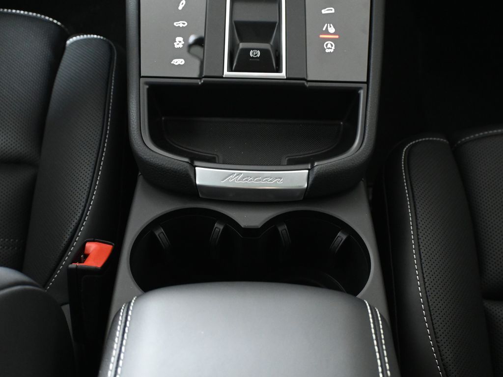 Thumbnail: 2026 Porsche Macan - 26