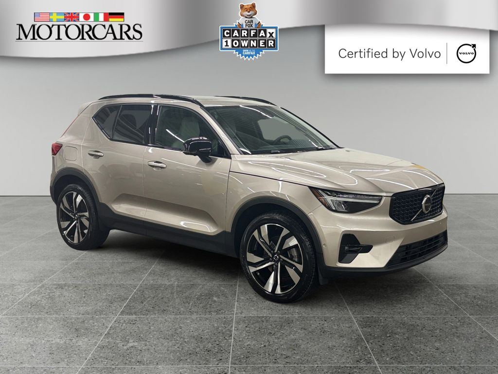 2023 Volvo XC40 B5 Plus Dark Theme AWD