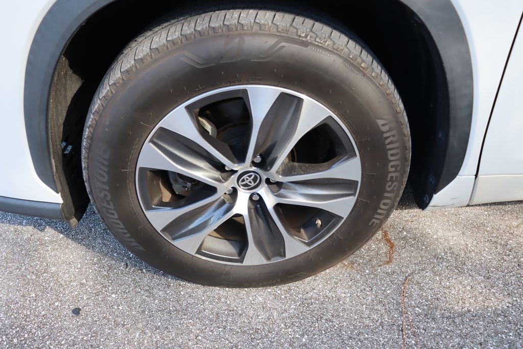 Thumbnail: 2023 Toyota Highlander - 4