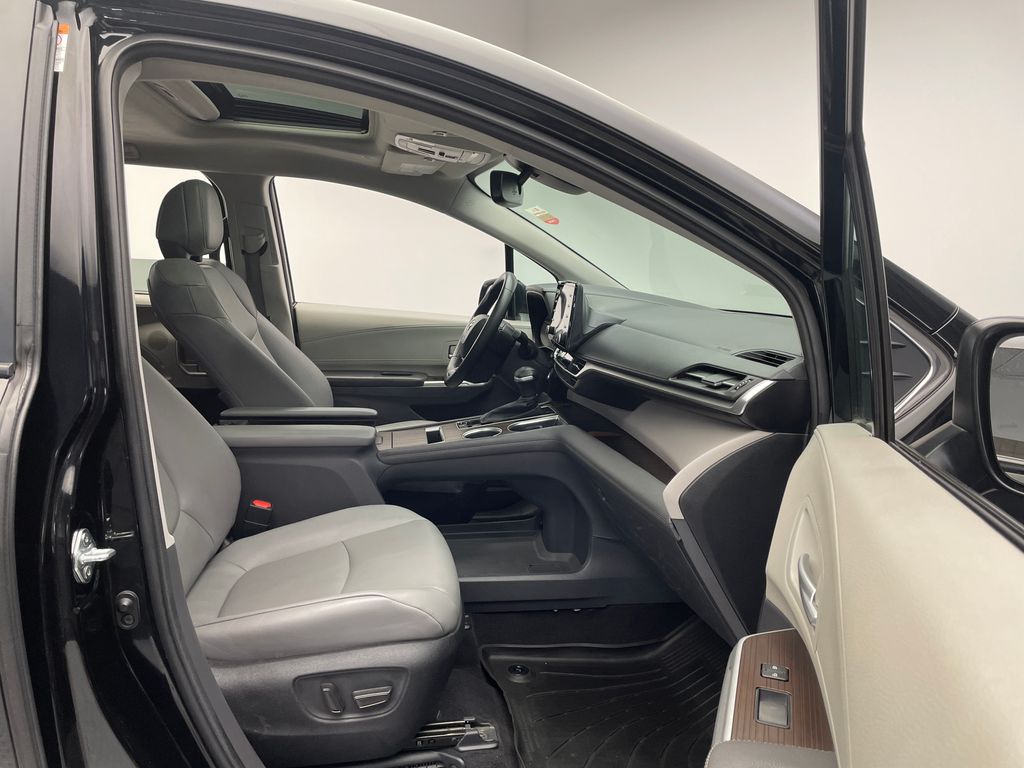 Thumbnail: 2022 Toyota Sienna - 17