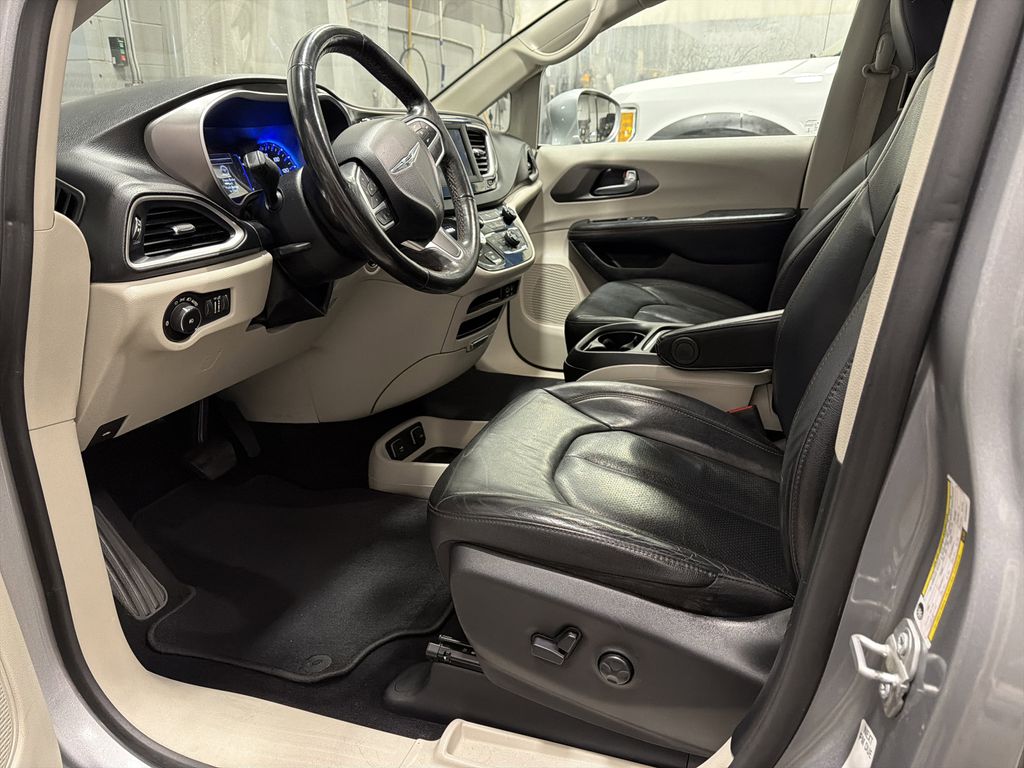 View vehicle photo 3