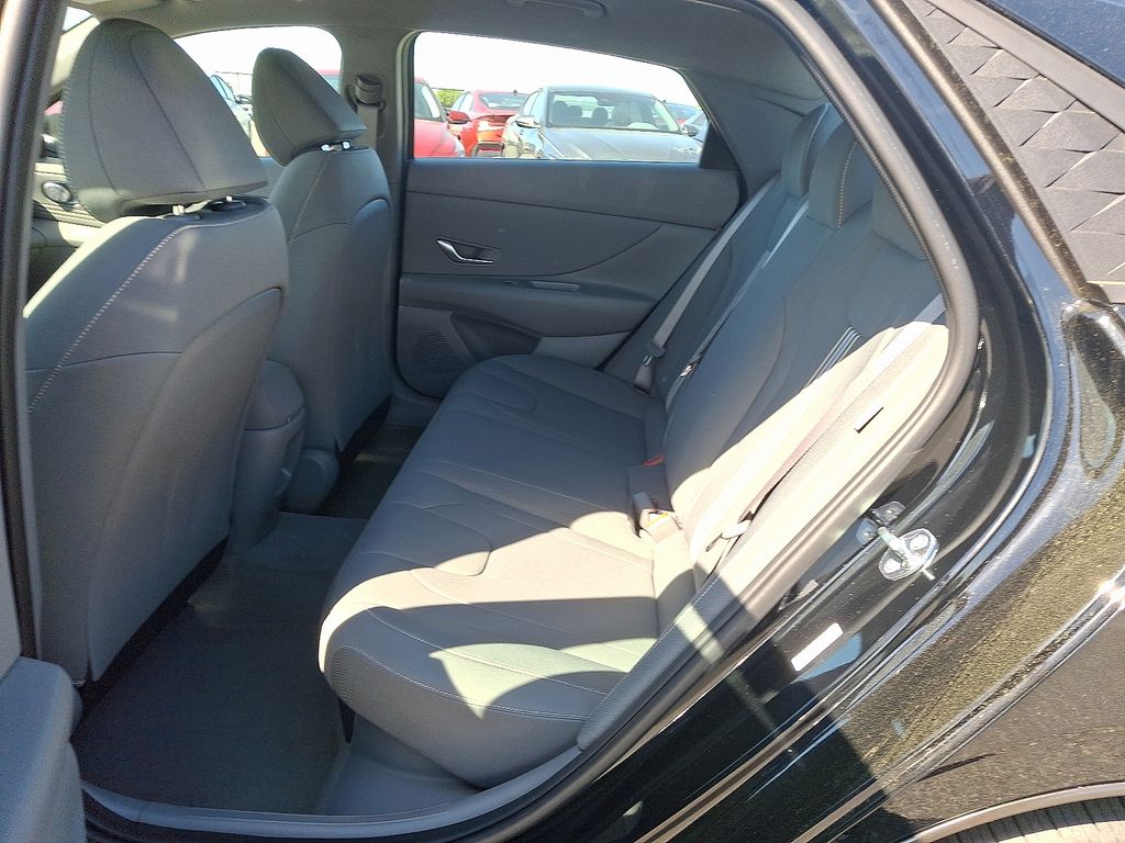 2025 Hyundai Elantra Sport 5