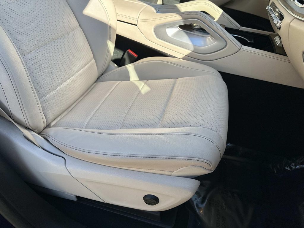 Thumbnail: 2022 Mercedes-Benz GLS - 22