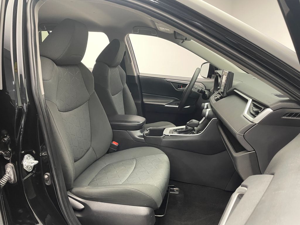 2022 Toyota RAV4 XLE 17