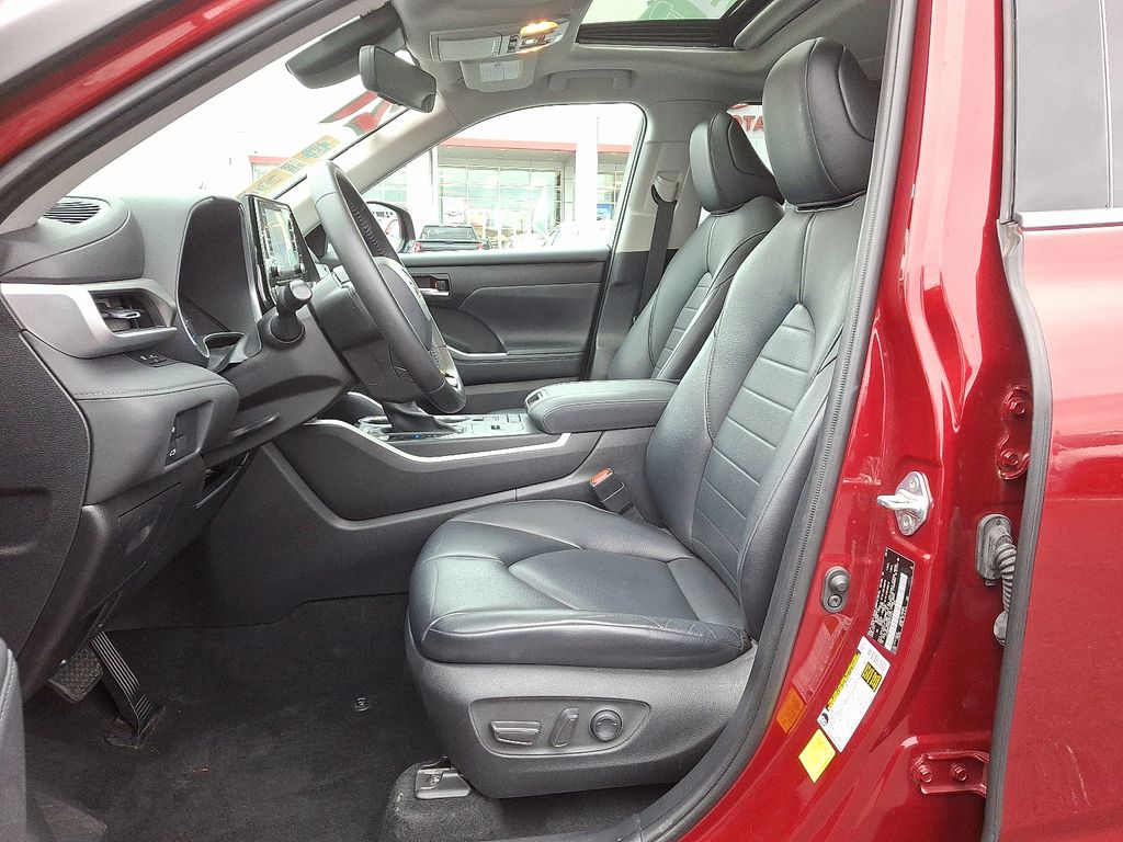 Thumbnail: 2021 Toyota Highlander - 14