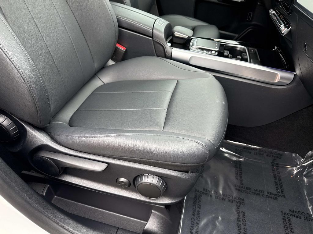 Thumbnail: 2022 Mercedes-Benz GLB - 23