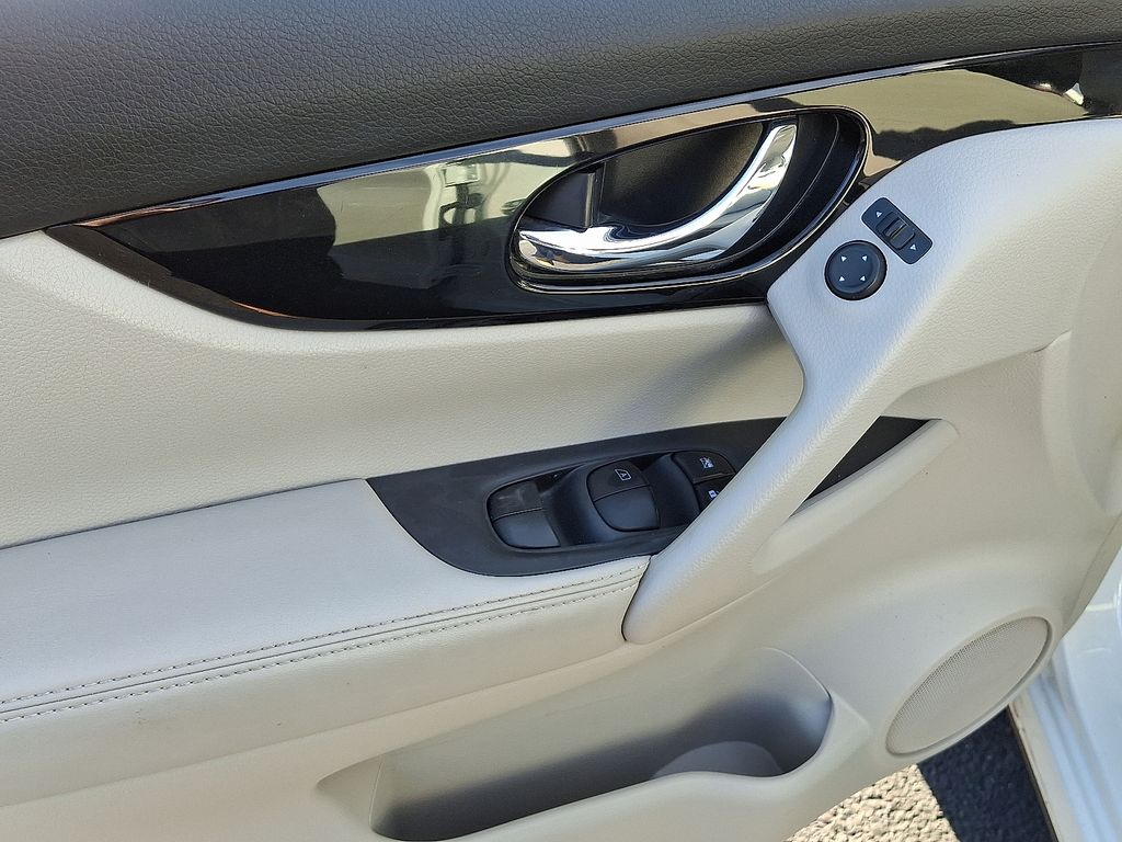 Thumbnail: 2018 Nissan Rogue Sport - 13