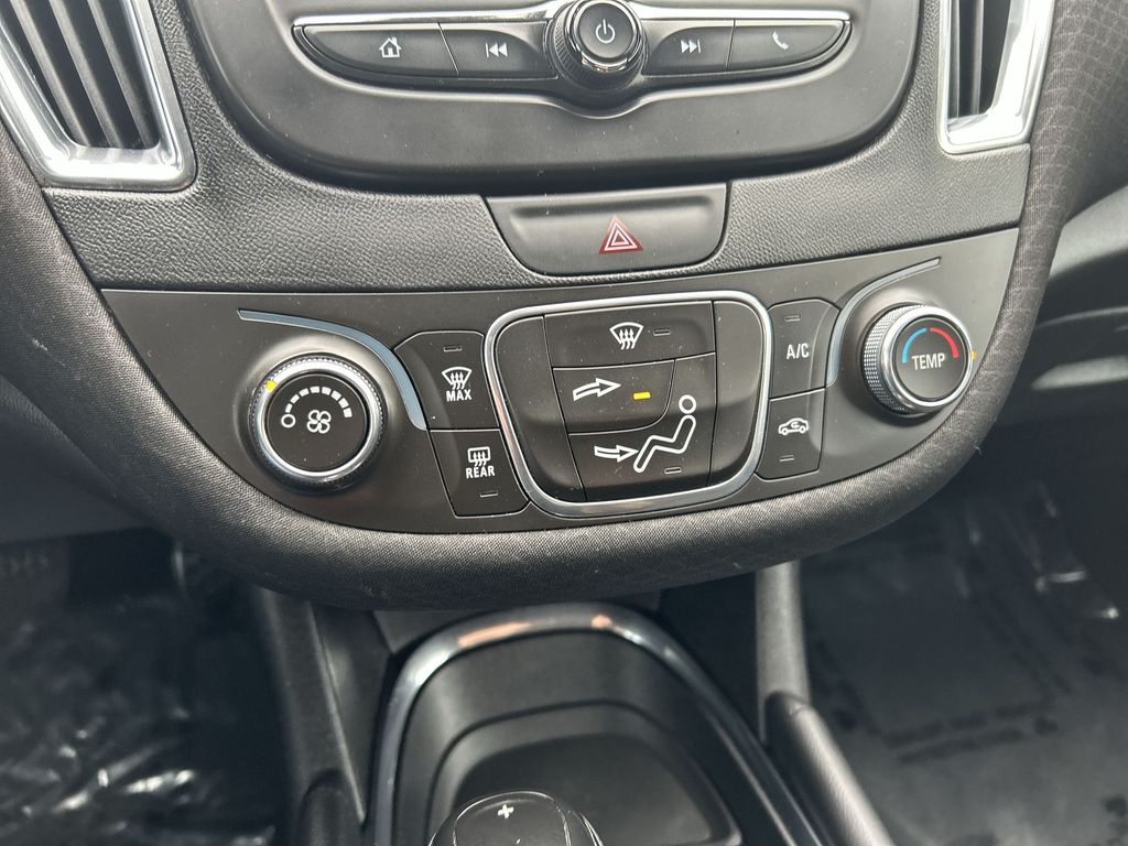 Thumbnail: 2018 Chevrolet Malibu - 18