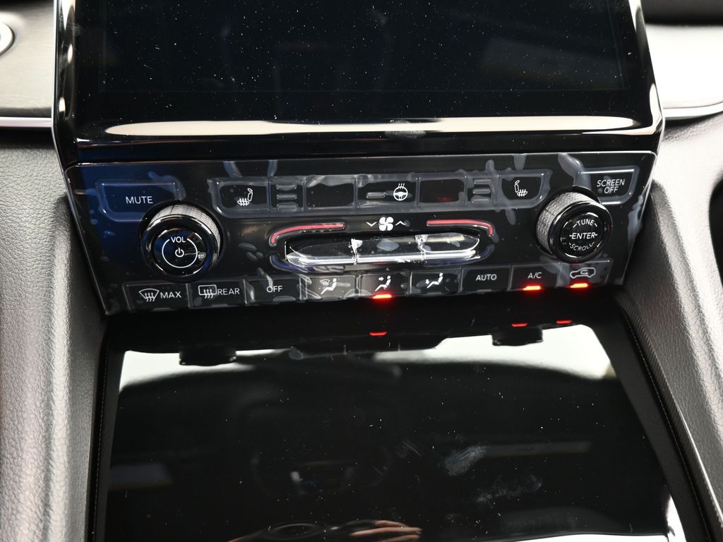 Used 2025 Diamond Black Crystal Pearlcoat Jeep Limited image 19