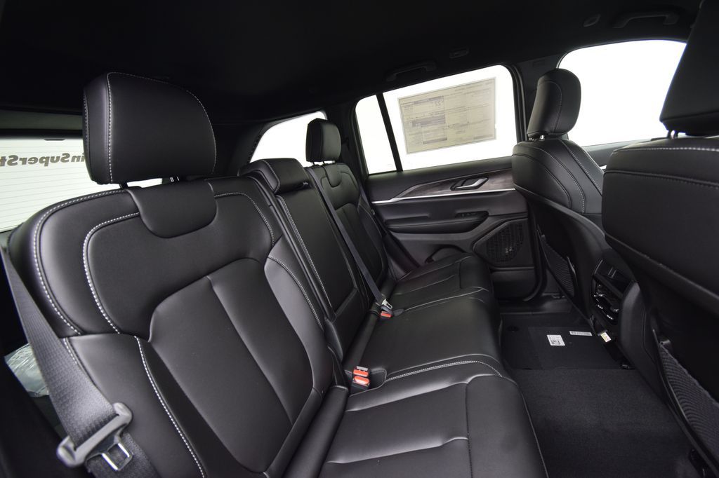 new 2025 Jeep Grand Cherokee car, priced at $44,577