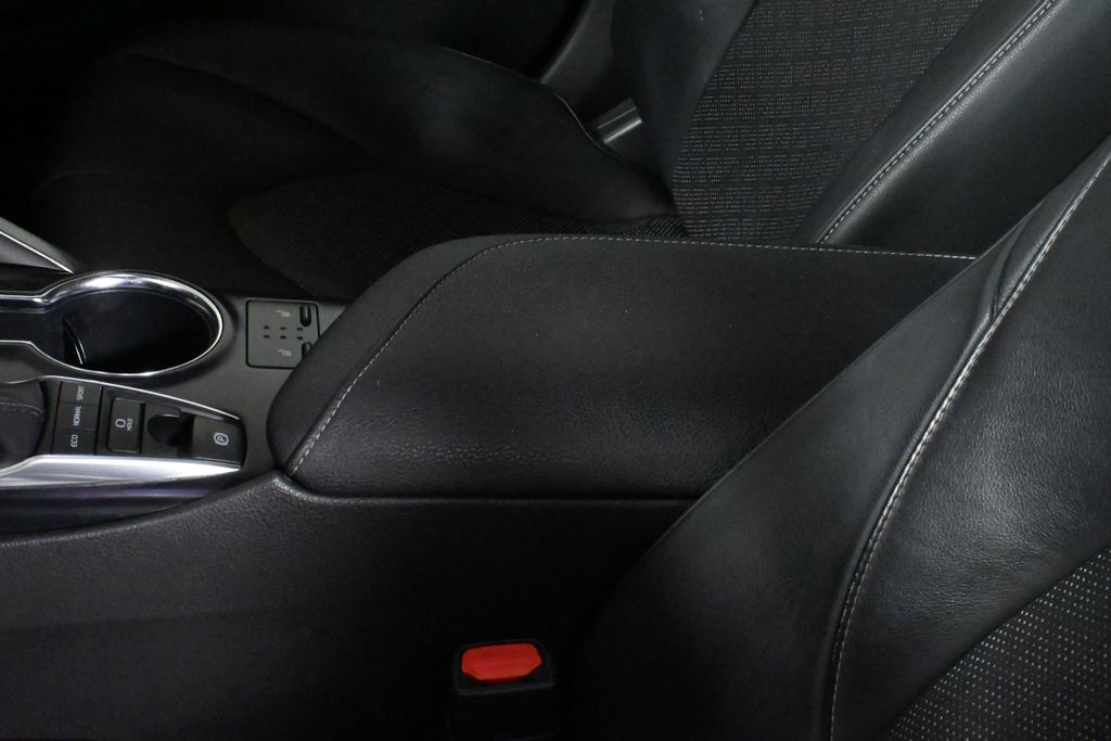 2018 Toyota Camry XSE 27