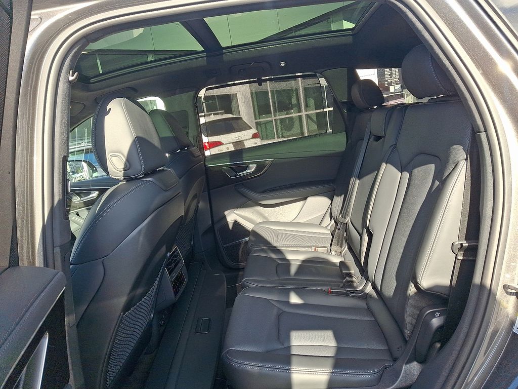 Thumbnail: 2026 Audi Q7 - 7