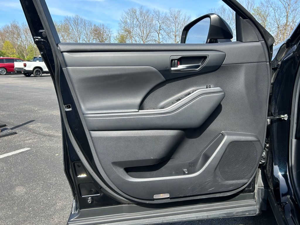 2022 Toyota Highlander XLE 19