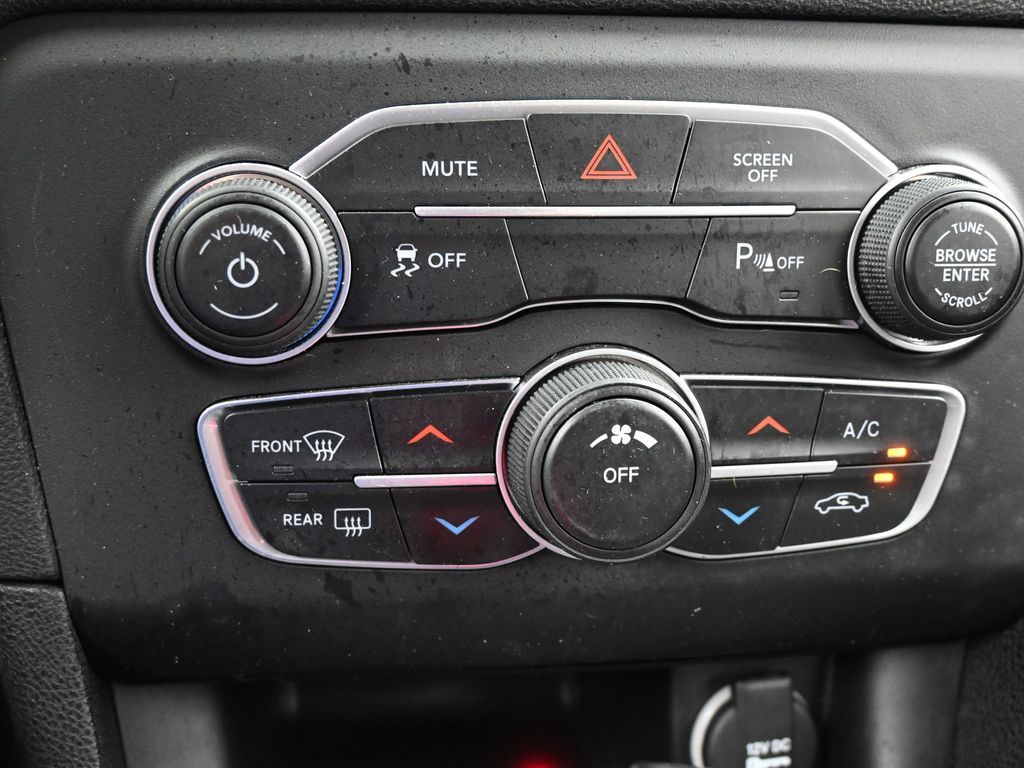 Used 2023 Octane Red Pearlcoat Dodge SXT image 22