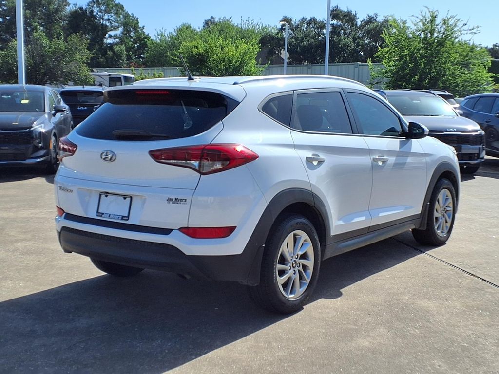 2016 Hyundai Tucson SE White at Baytown Hyundai