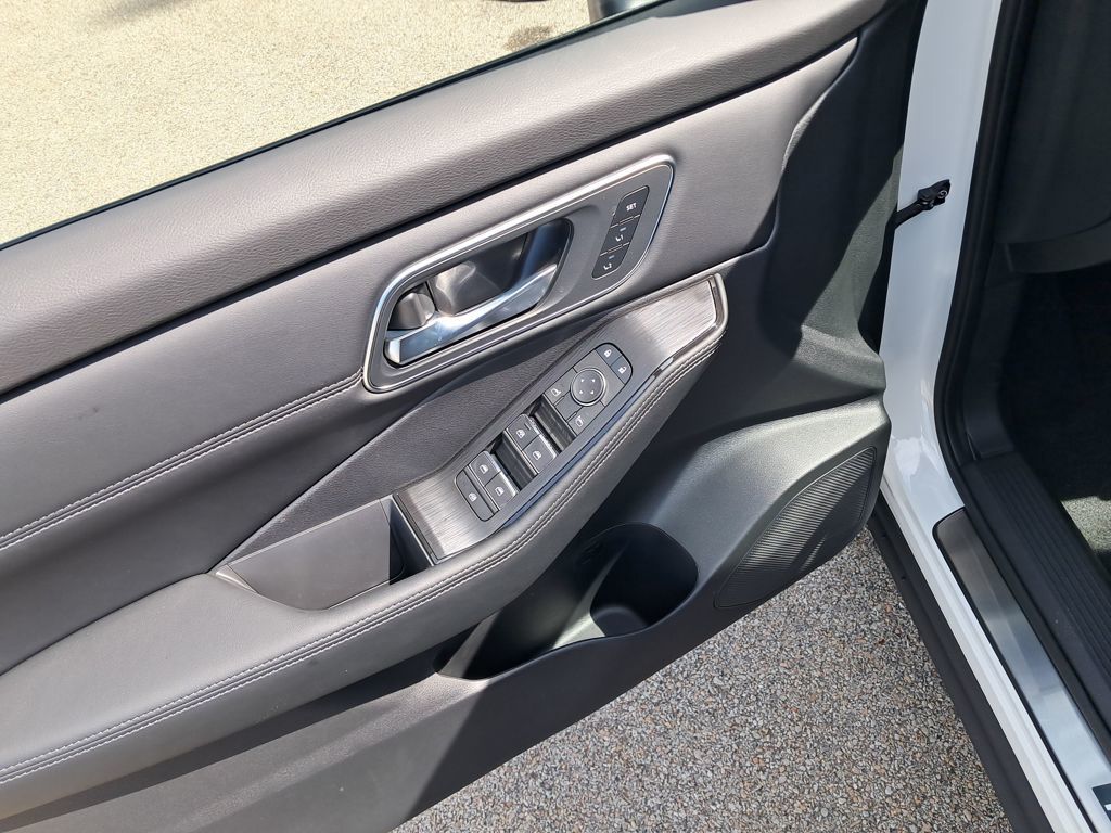 2026 Nissan Rogue Platinum - 11