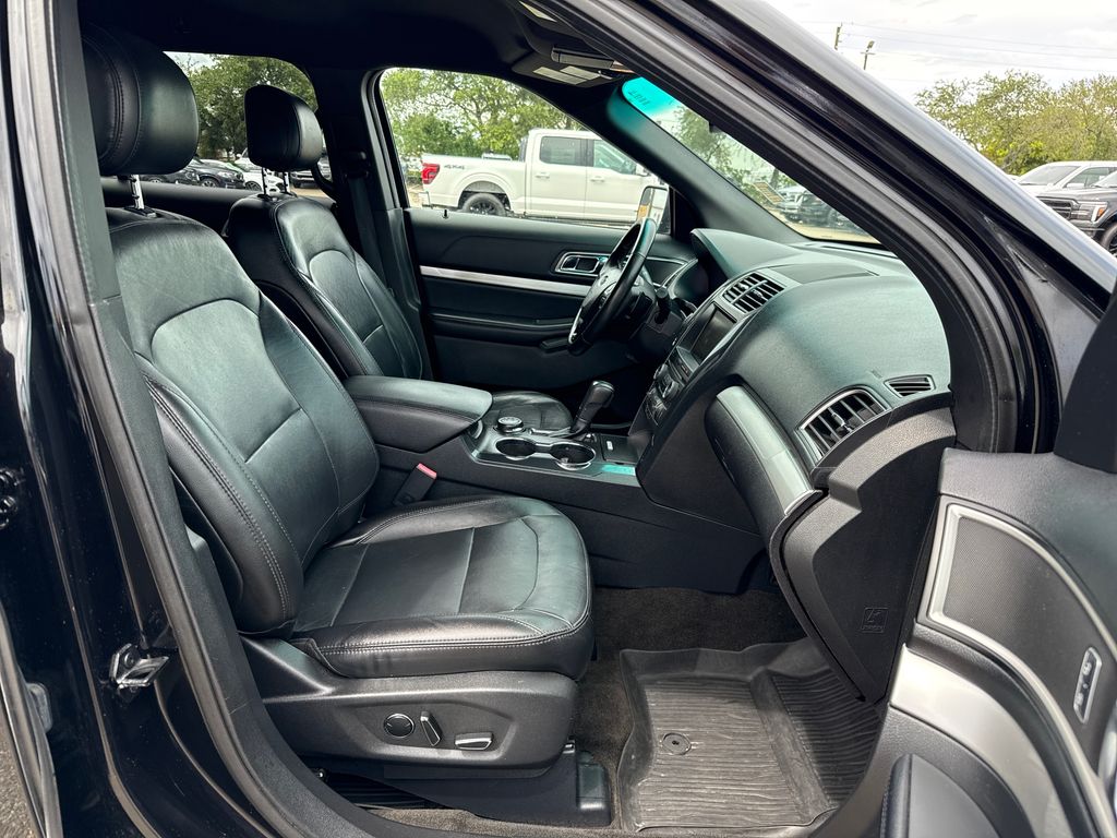 2016 Ford Explorer XLT photo 21