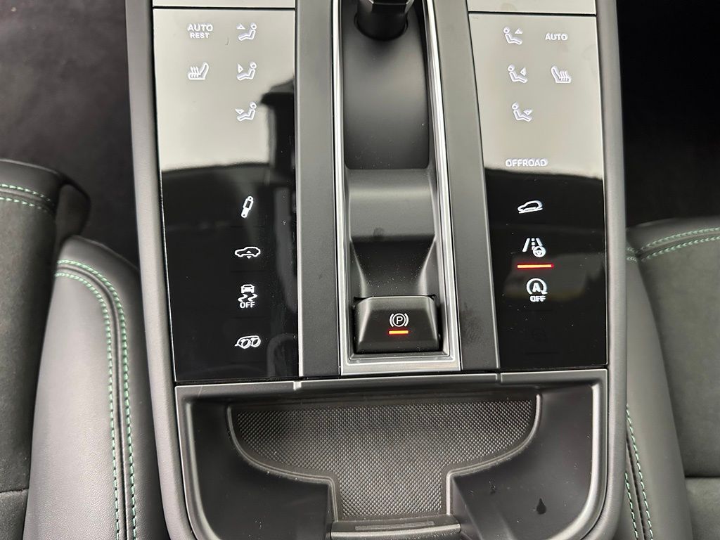Thumbnail: 2026 Porsche Macan - 32