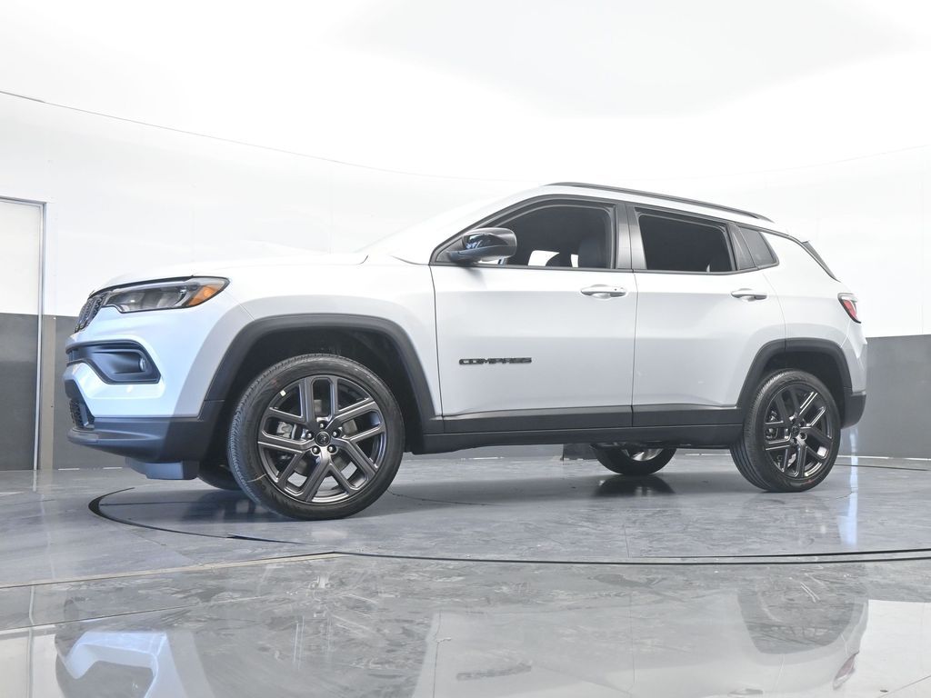 New 2026 silver zynith metallic clearcoat Jeep Latitude image 52