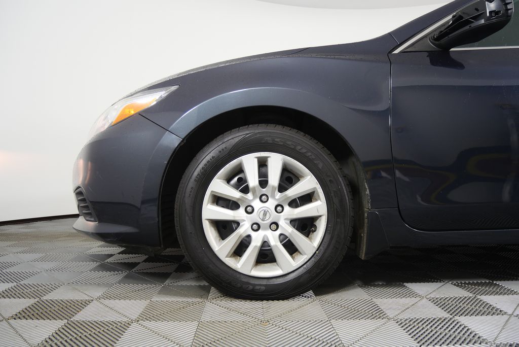 Thumbnail: 2017 Nissan Altima - 7