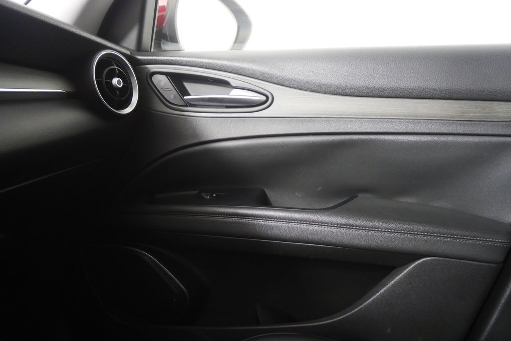 Thumbnail: 2018 Alfa Romeo Stelvio - 26