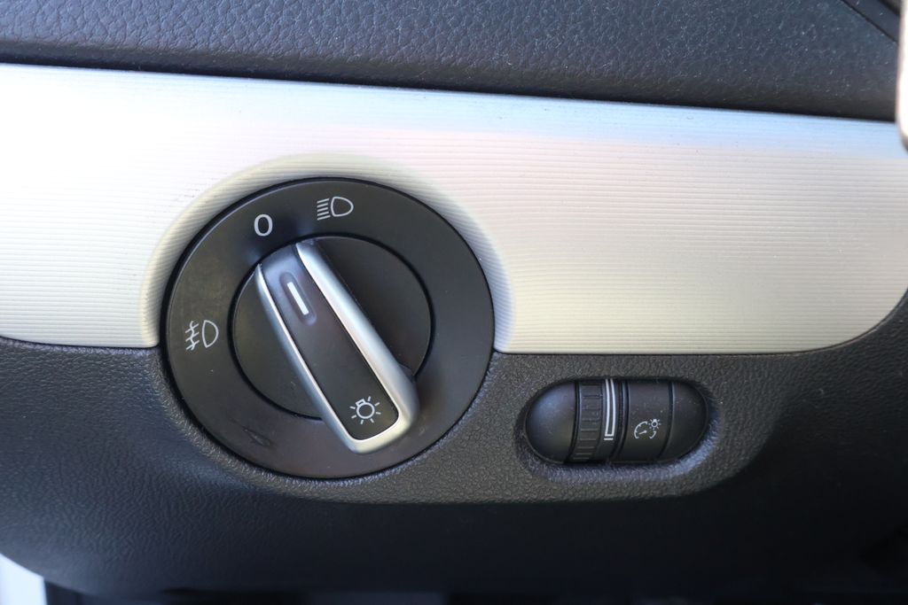 Thumbnail: 2013 Volkswagen Jetta - 14