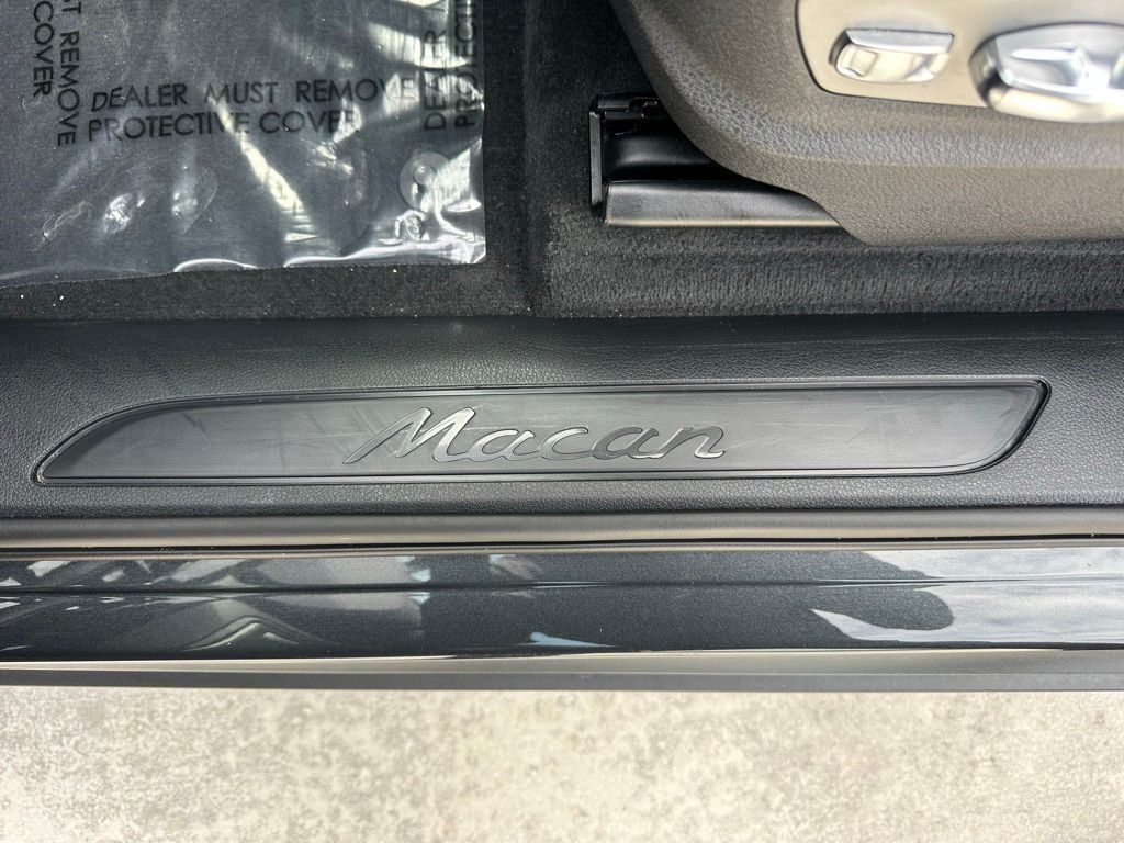 Thumbnail: 2025 Porsche Macan - 20
