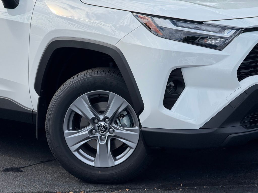 2025 Toyota RAV4 Hybrid LE photo 3