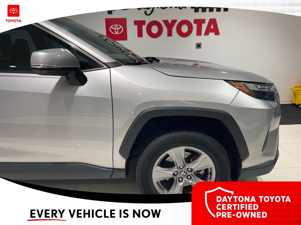 2022 Toyota RAV4 XLE - Photo 8