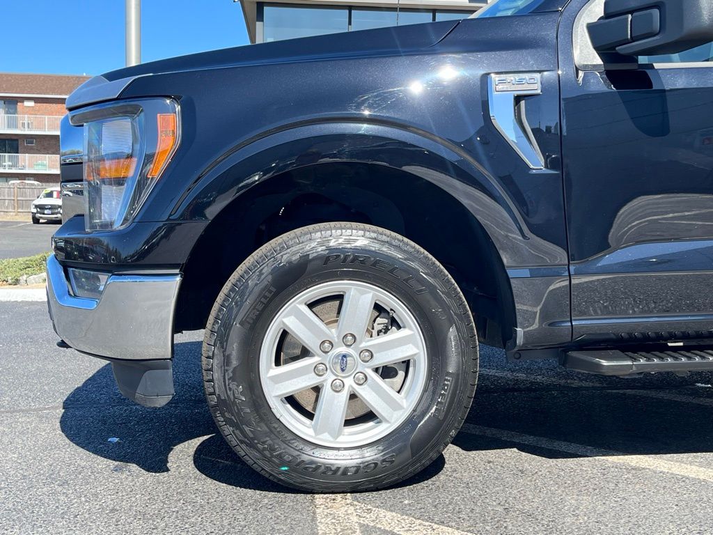 View vehicle photo 4