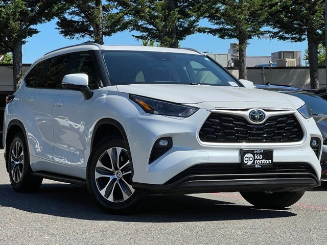 White (Wind Chill Pearl) 2024 Toyota Highlander SUV / Crossover All-Wheel Drive 8-Speed Automatic