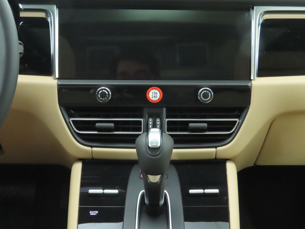 Thumbnail: 2025 Porsche Macan - 17