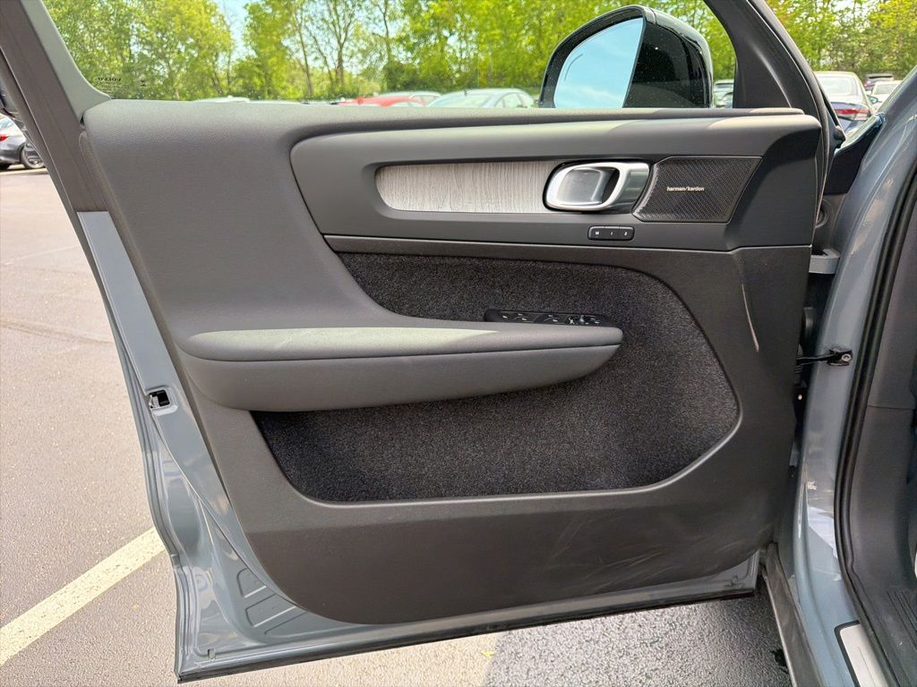 Thumbnail: 2023 Volvo XC40 - 18