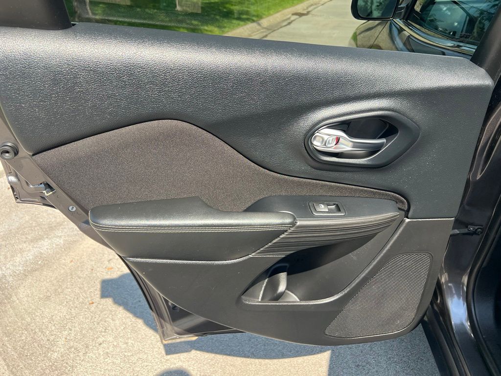 Used 2015 Jeep Cherokee SUV