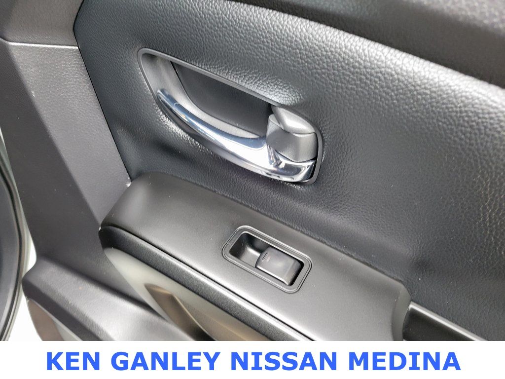 2023 Nissan Titan SV photo